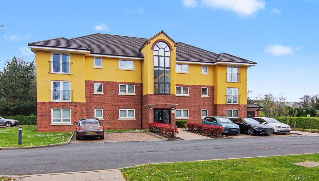 2-bed flat on Station Avenue, Station Court, CV4, £180,000
