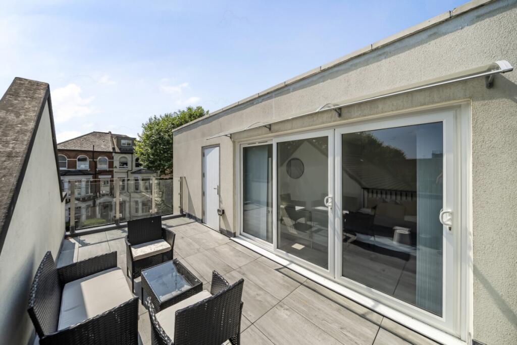 House in London - View 2