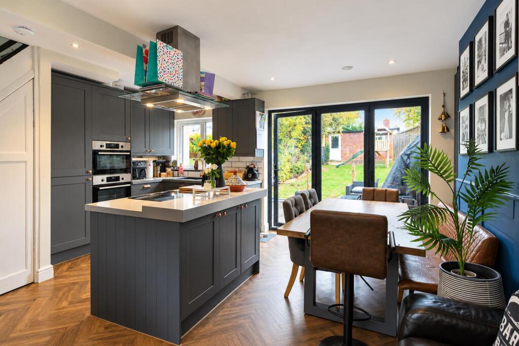 House in Sutton - View 2