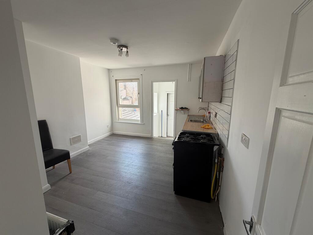 Apartment in Peterborough, Millfield - View 2