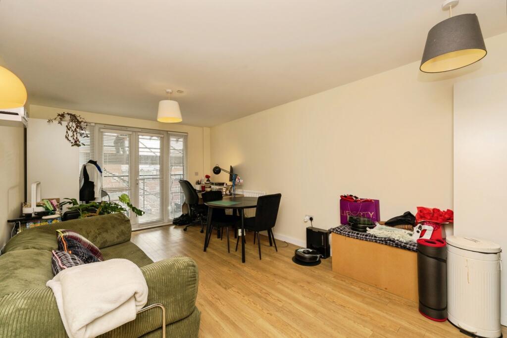 Apartment in Kingston upon Thames, Norbiton - View 3