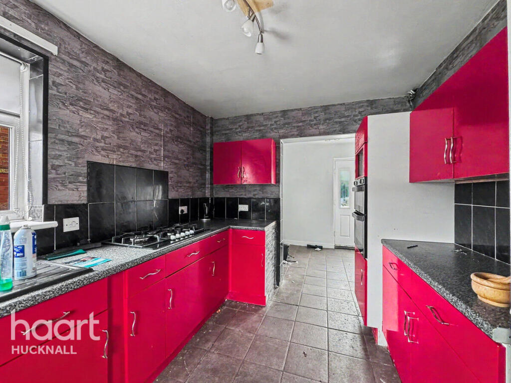 3-bed semi-detached on Cowpes Close, Sutton-In-Ashfield, £140,000
