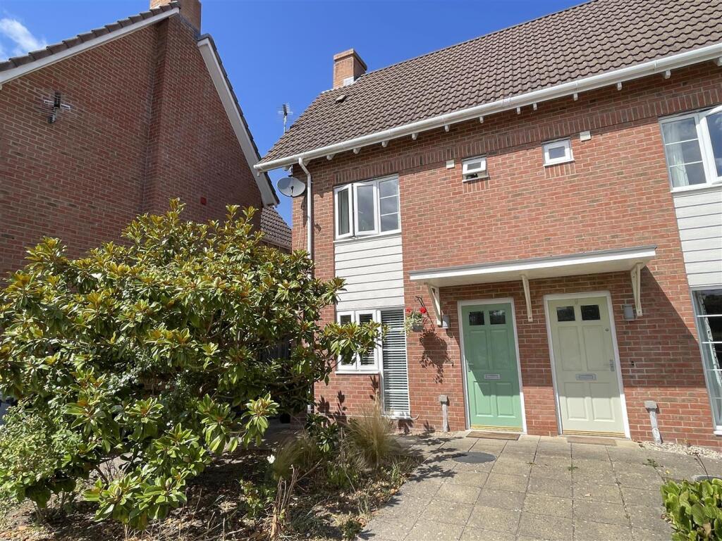 3-bed semi-detached on Pembroke Fields, Dinton, Salisbury, £312,500