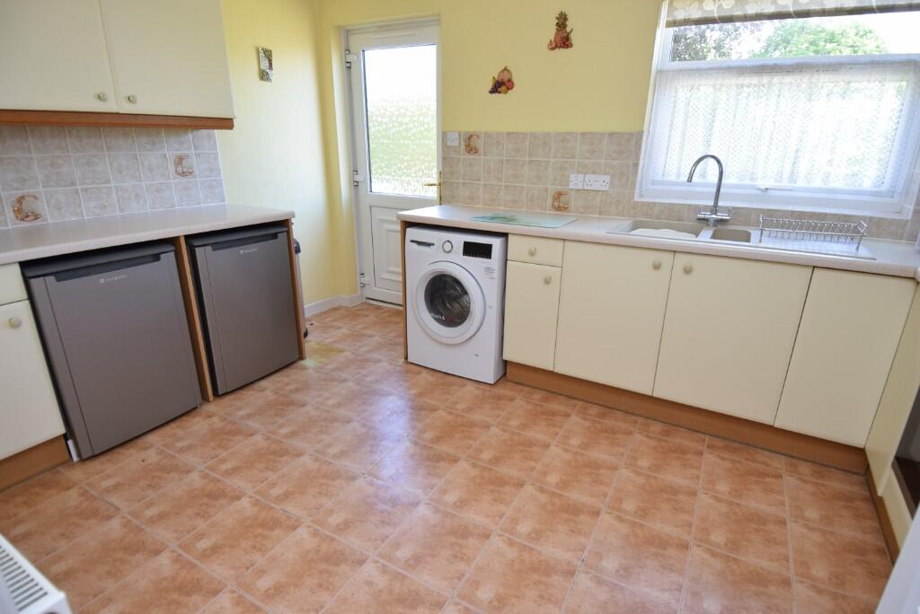 Heyford Close, Amesbury, SP4 7QU photo 4
