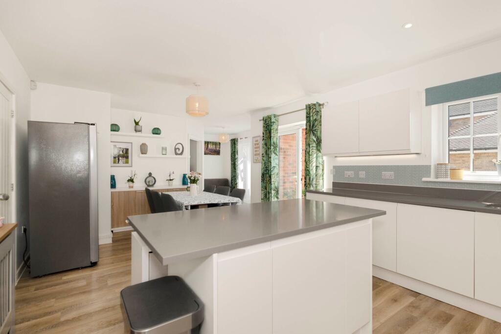 House in Horsham, Solomon's Seal Development, Broadbridge Heath - View 6