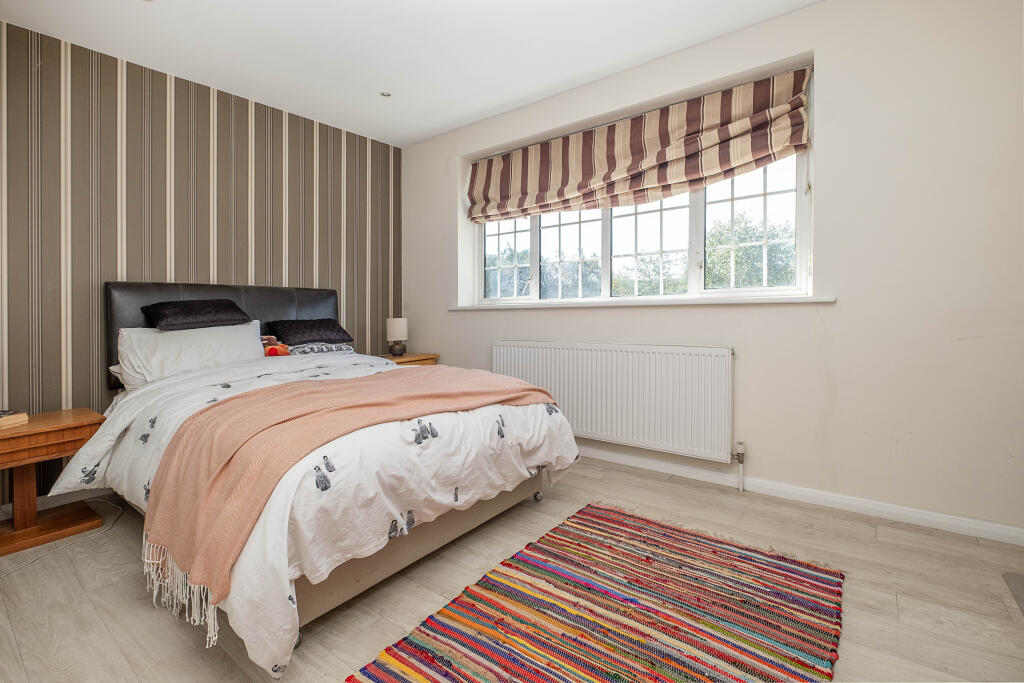 House in Kingston upon Thames - More