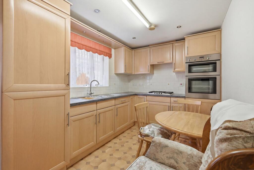House in Romford - More