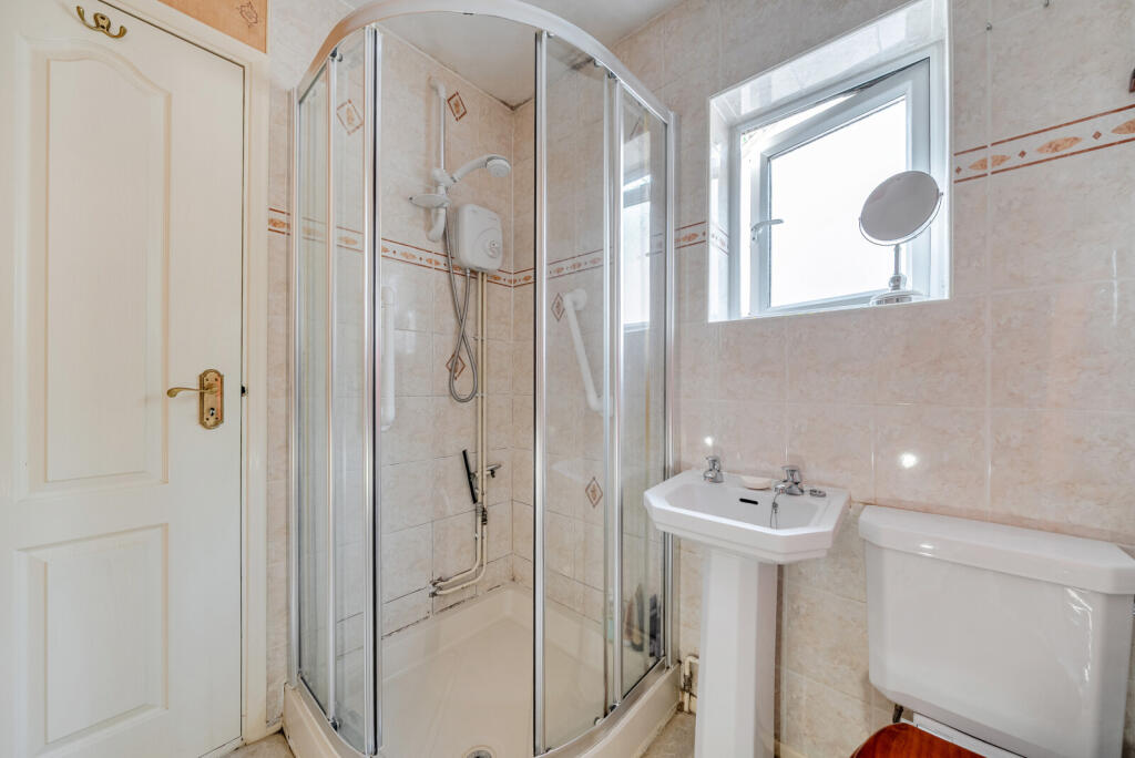 Smithwood Avenue, Cranleigh, GU6 - More