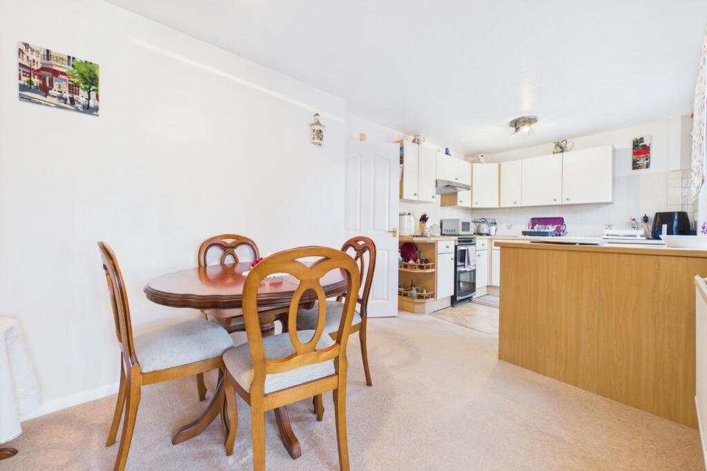 House in Winnersh, Sindlesham - More