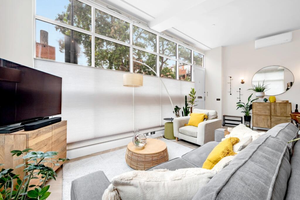 2-bed maisonette on Crabtree Hall, Crabtree Lane, London, SW6, £750,000