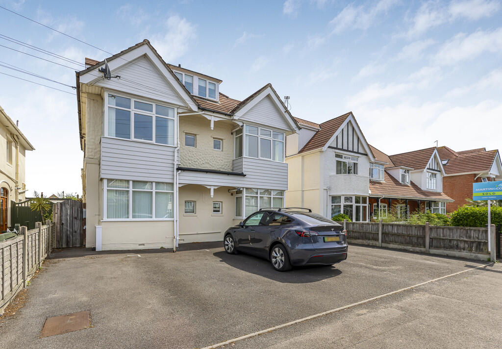 1-bed flat on Stourcliffe Avenue, Southbourne, £170,000