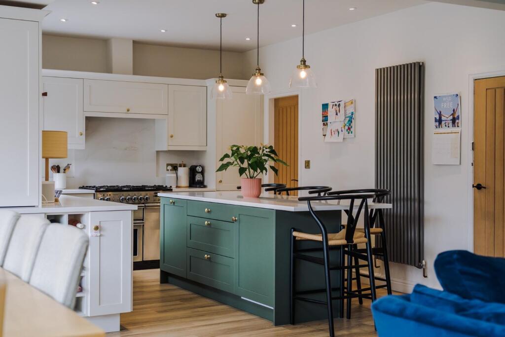 House in Manchester, Parrs Wood, Wythenshawe - View 2
