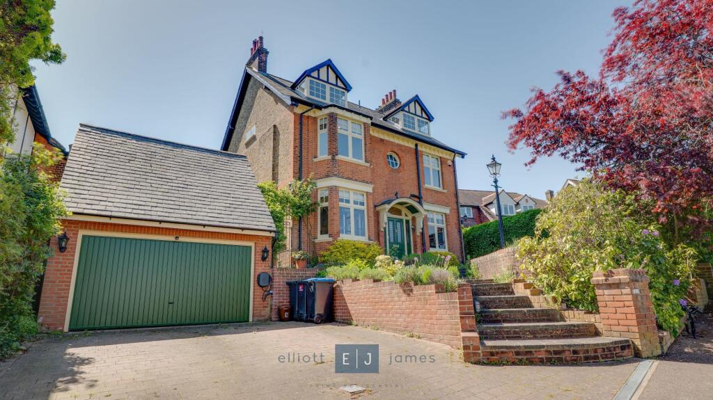 5-bed detached on Connaught Avenue, Loughton, £2,200,000