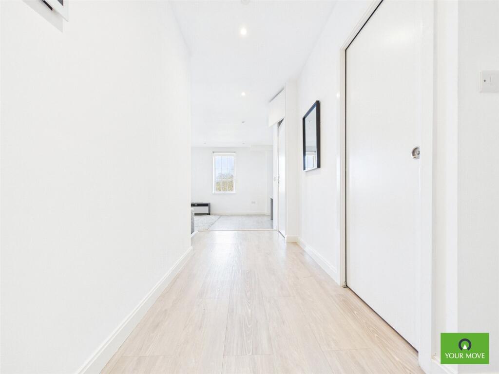 Apartment in Romford - View 3