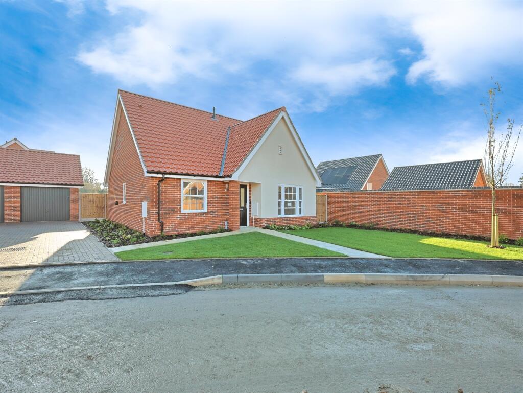 2-bed bungalow on Bure Gardens, Coltishall, Norwich, £375,000