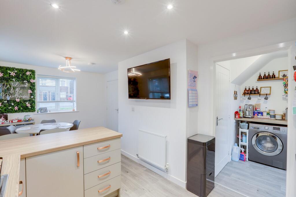 Magee Close, Hucknall, NG15 - More
