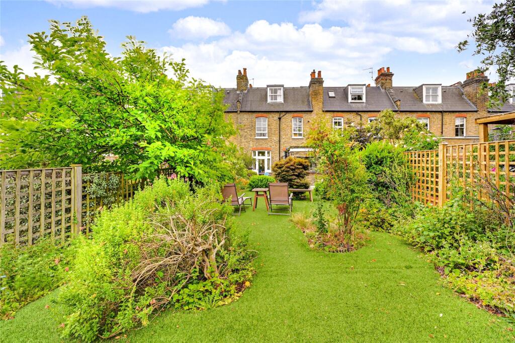 5 bedroom terraced house for rent