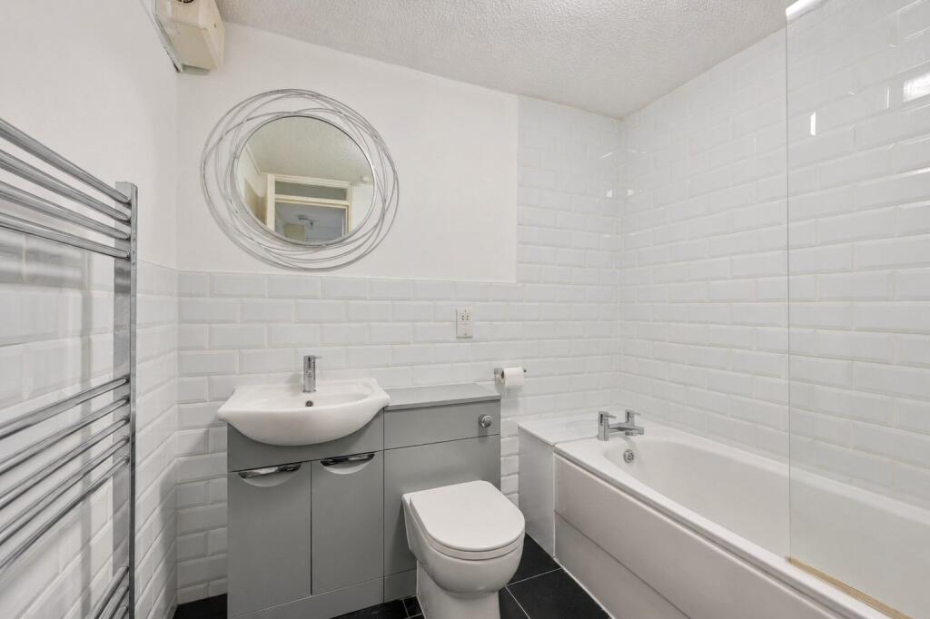 Apartment in Guildford, Surrey - More
