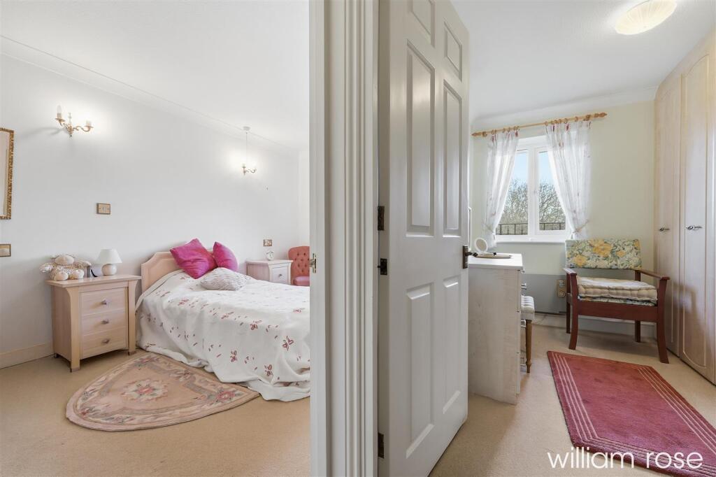 Chingford Lane, Woodford Green photo 4