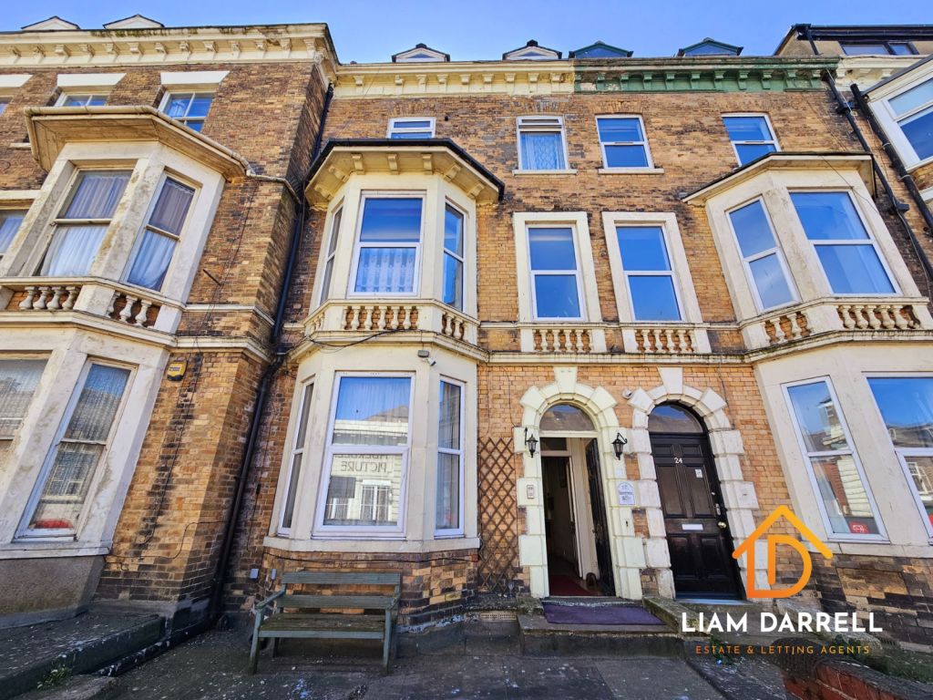 8-bed flat on Aberdeen Walk, Scarborough, North Yorkshire, £495,000