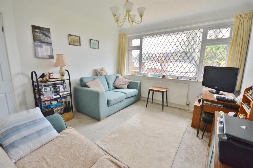 Lymington Avenue, Great Clacton, Essex photo 3