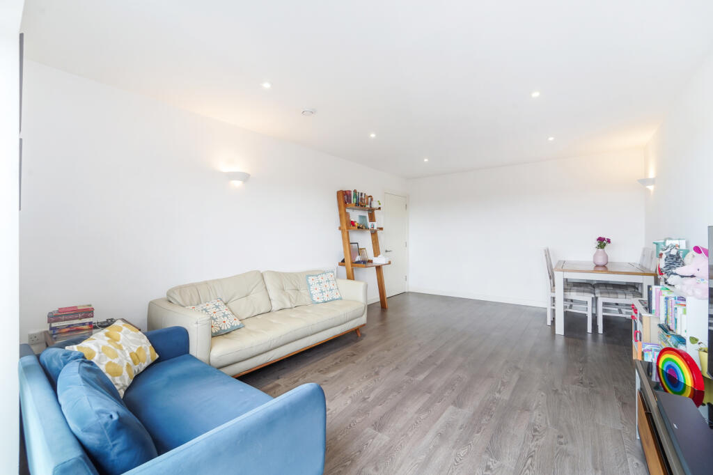Apartment in Sutton - View 4