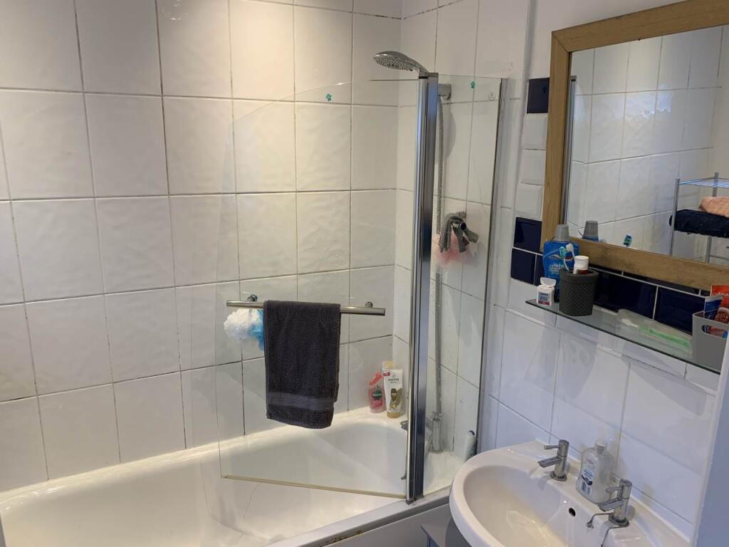 House in Cardiff, Tredegarville, Roath - More