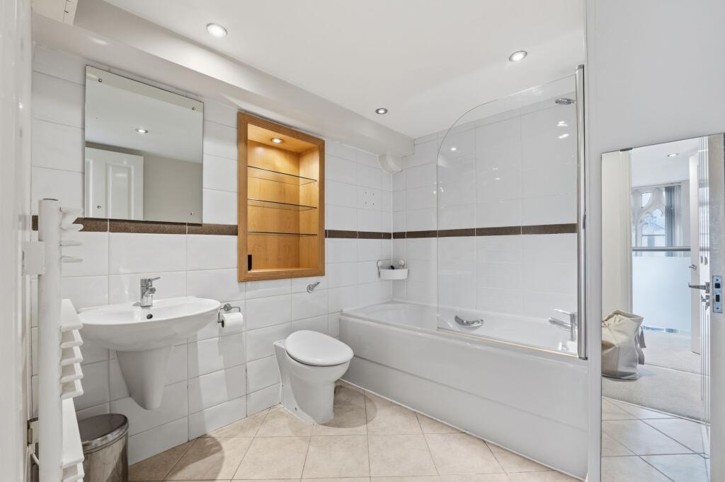 Apartment in Nottingham, Nottinghamshire - View 4