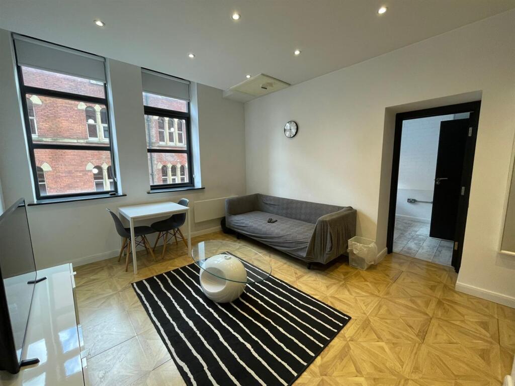 Apartment in Leeds, Langtons Wharf, Lovell Park - View 4