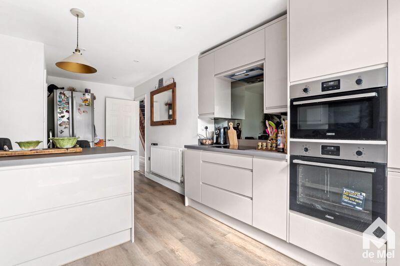 Grayston Close, Tewkesbury, Gloucestershire, GL20 photo 2