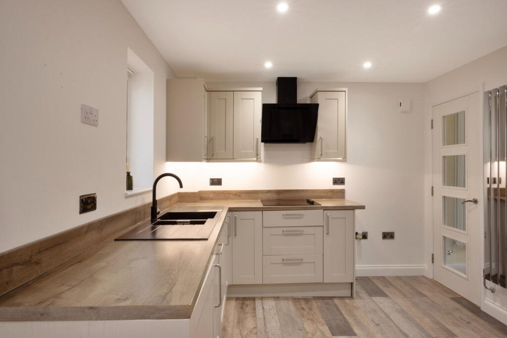 House in Gloucester - View 4