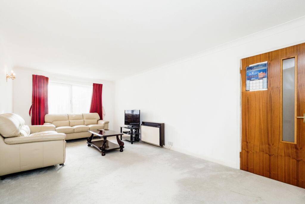 128 Beehive Lane, Ilford, IG4 photo 4