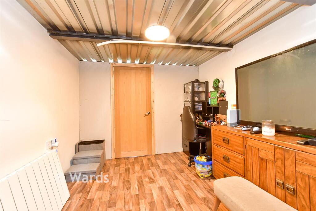 4 bedroom chalet for sale in Roseleigh Road, Sittingbourne, Kent, ME10 - View 6