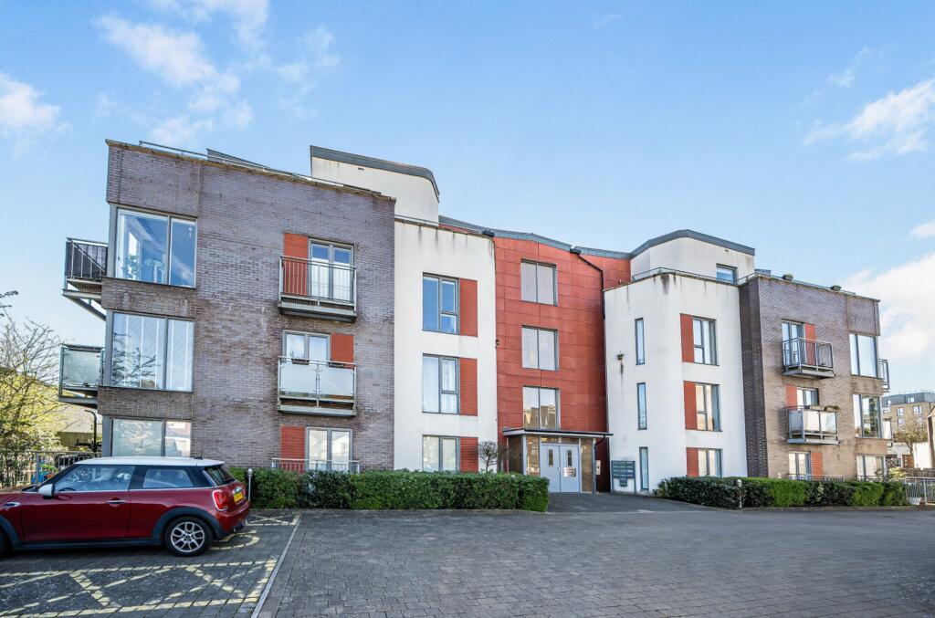 2-bed flat on Sambroke Square, Barnet, EN4, £400,000