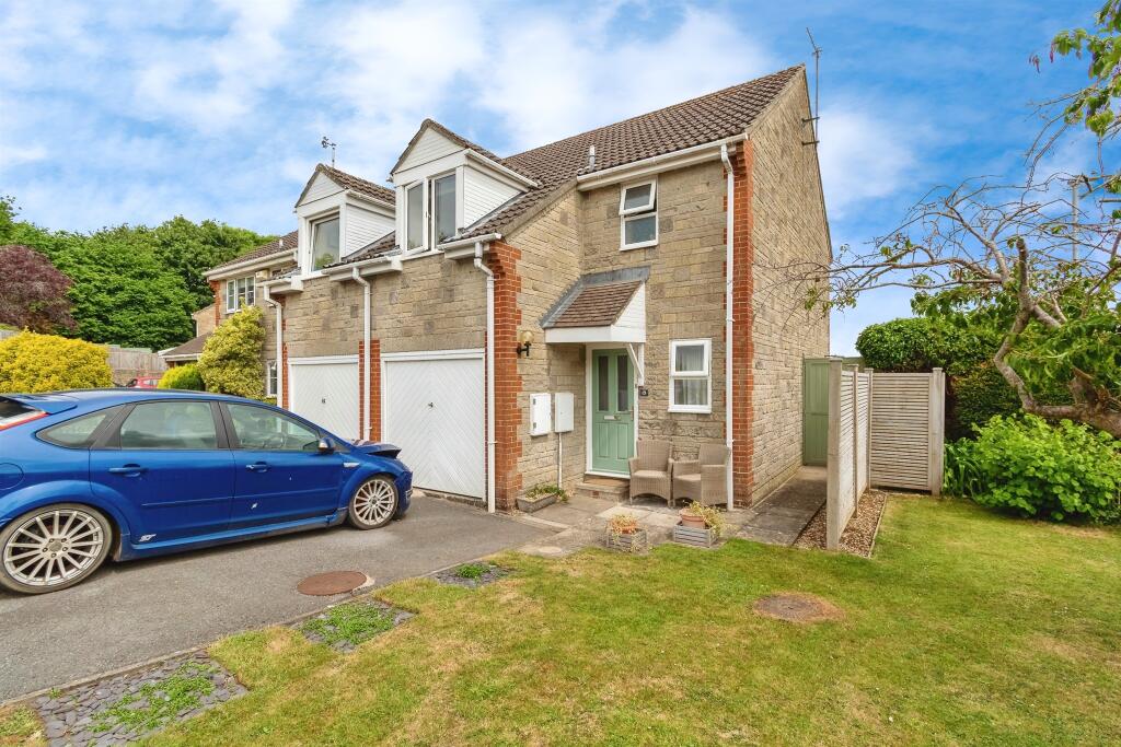 3-bed terraced on Sumsions Drive, Corsham, £318,000