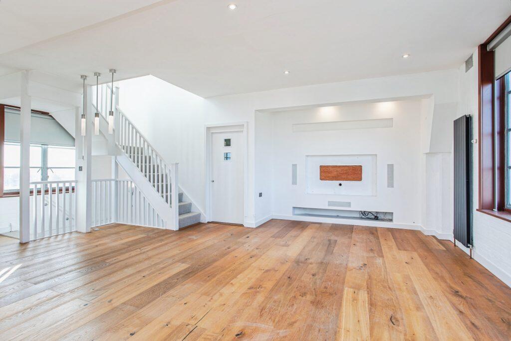 Apartment in Southend-on-Sea - View 3