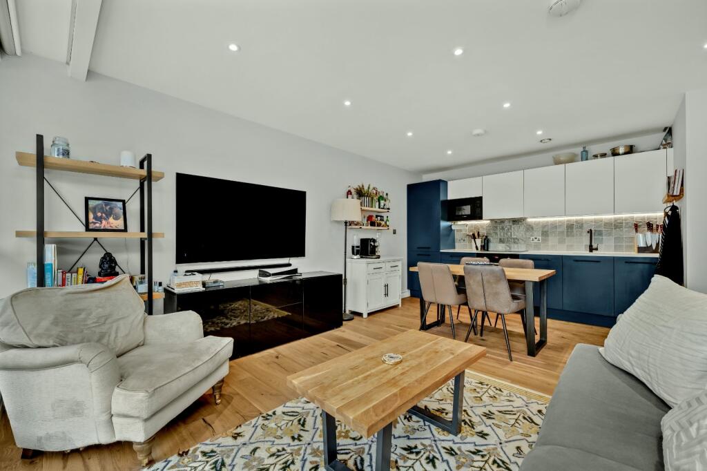 Apartment in Kingston upon Thames - View 4