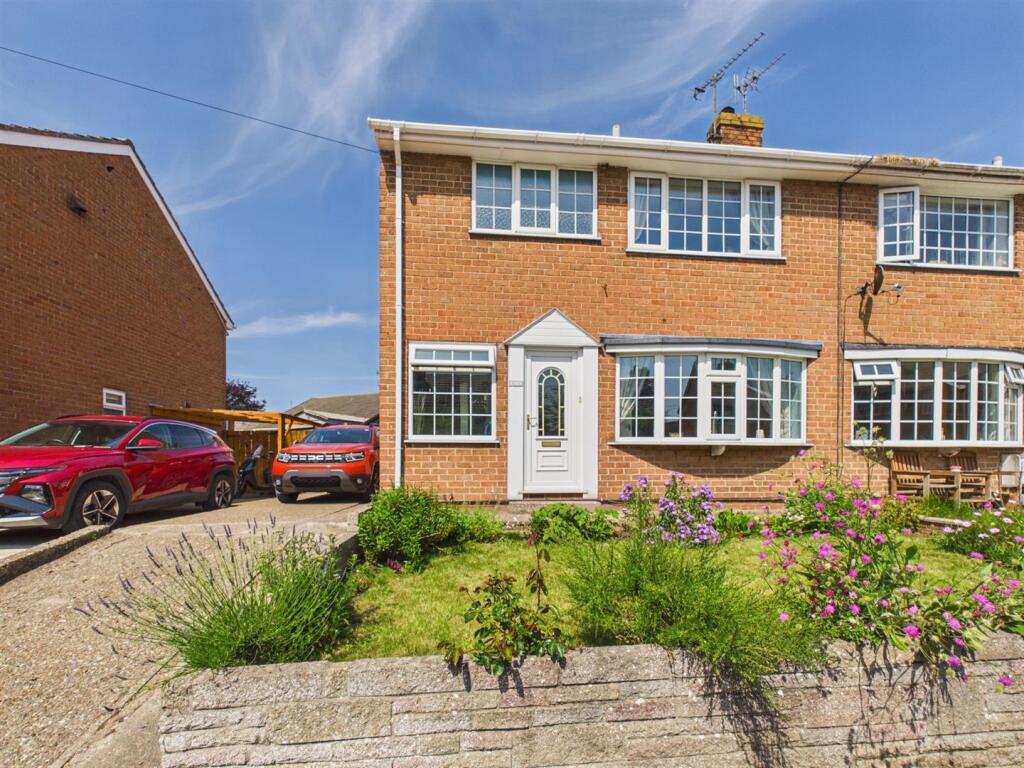 3-bed semi-detached on Clarke Crescent, Bempton, £189,950