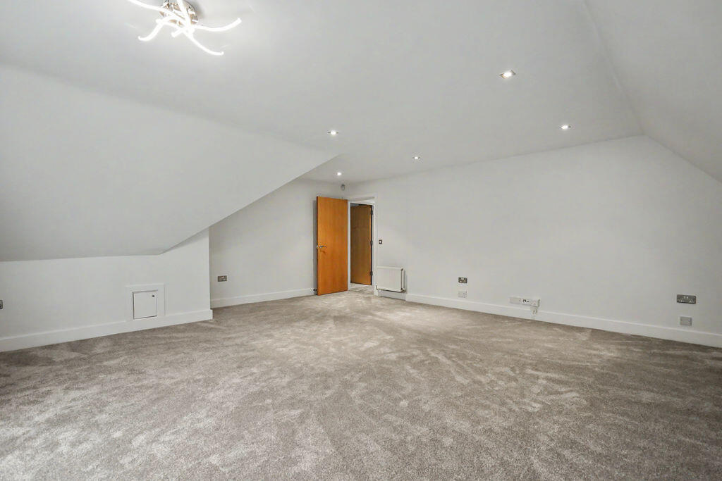 Apartment in Leeds, Alwoodley - View 5