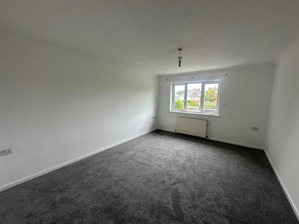Apartment in Bournemouth, Charminster - View 4
