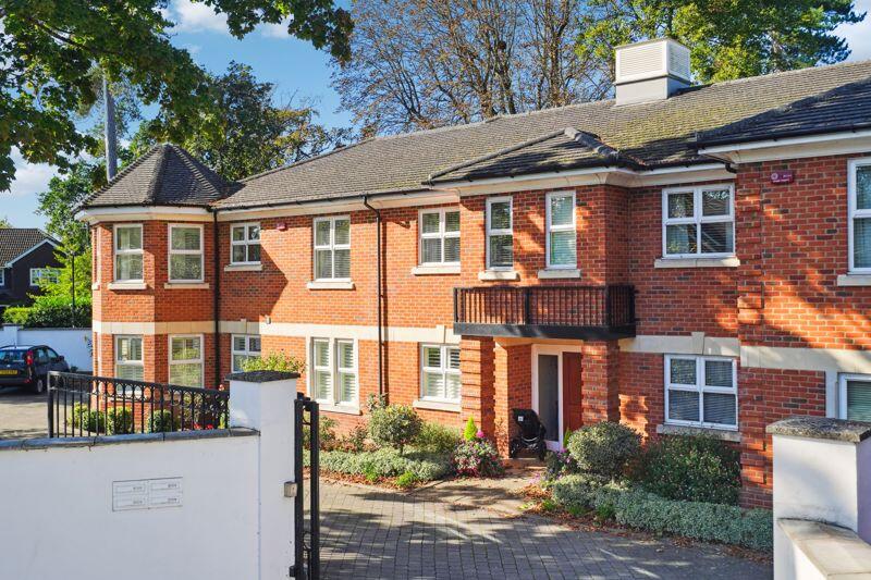 3-bed flat on 3 Bedroom Flat, Maidenhead, £485,000