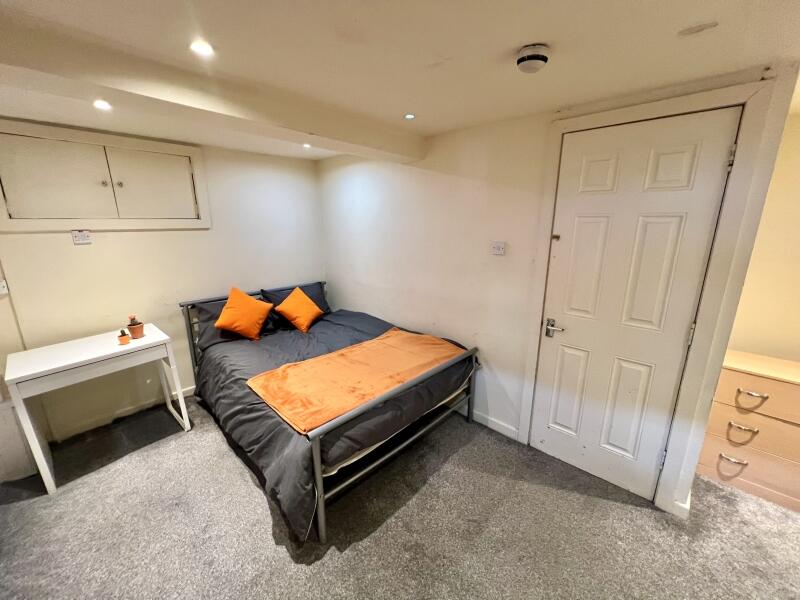 House in Leeds, West Yorkshire - View 4