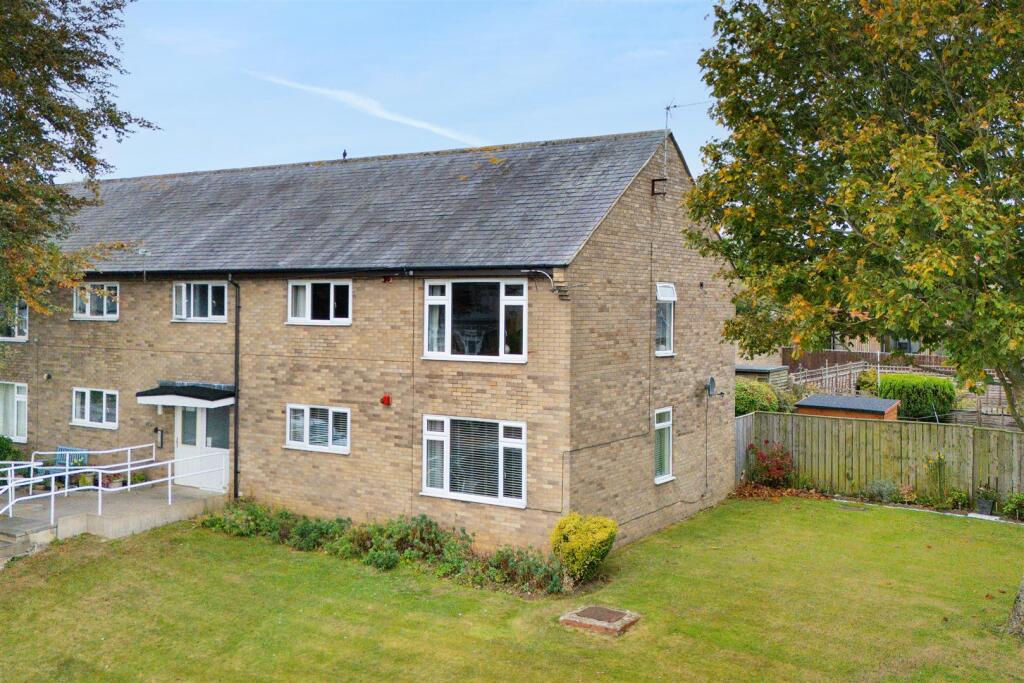 2-bed flat on Grange Road, Stamfordham, Newcastle Upon Tyne, NE18, £115,000
