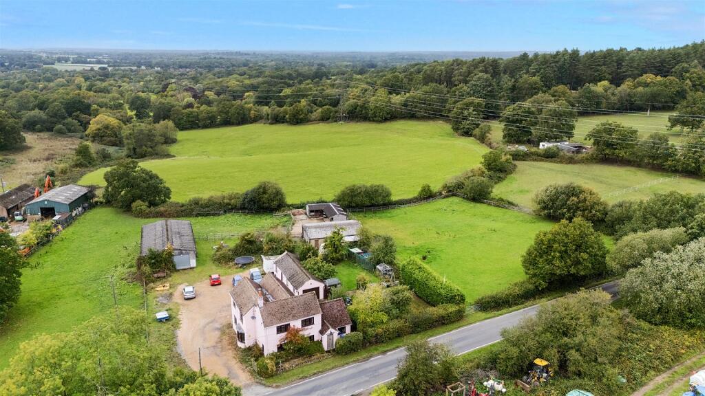 4-bed detached on Doras Green Lane, Ewshot, Farnham, £1,500,000