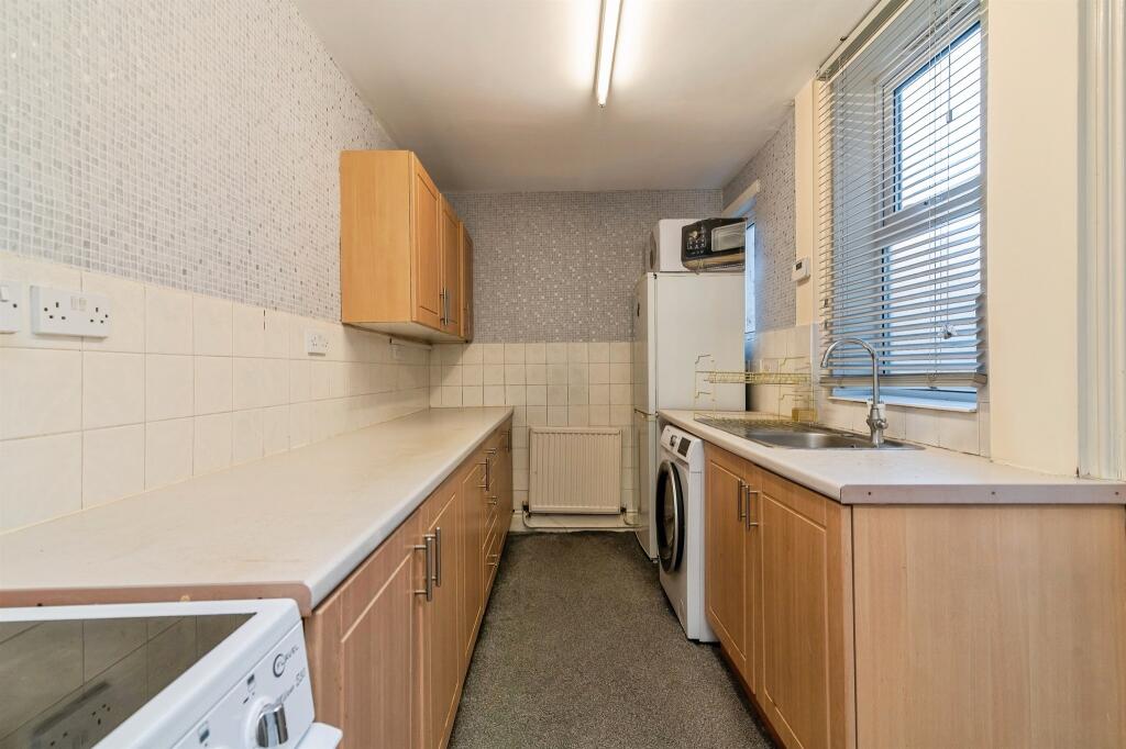 House in Gedling, Nottinghamshire - More