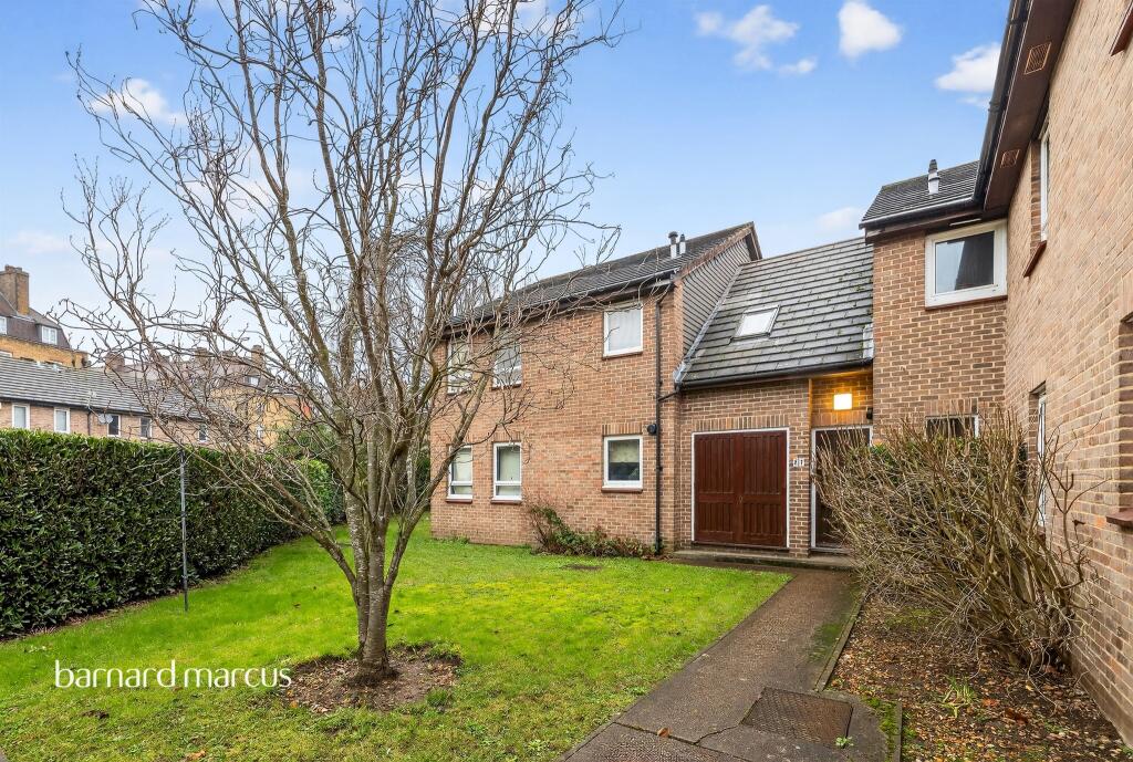 Studio studio on Westcott Road, London, £275,000