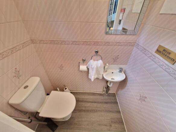 w.c top of stairs.jpg