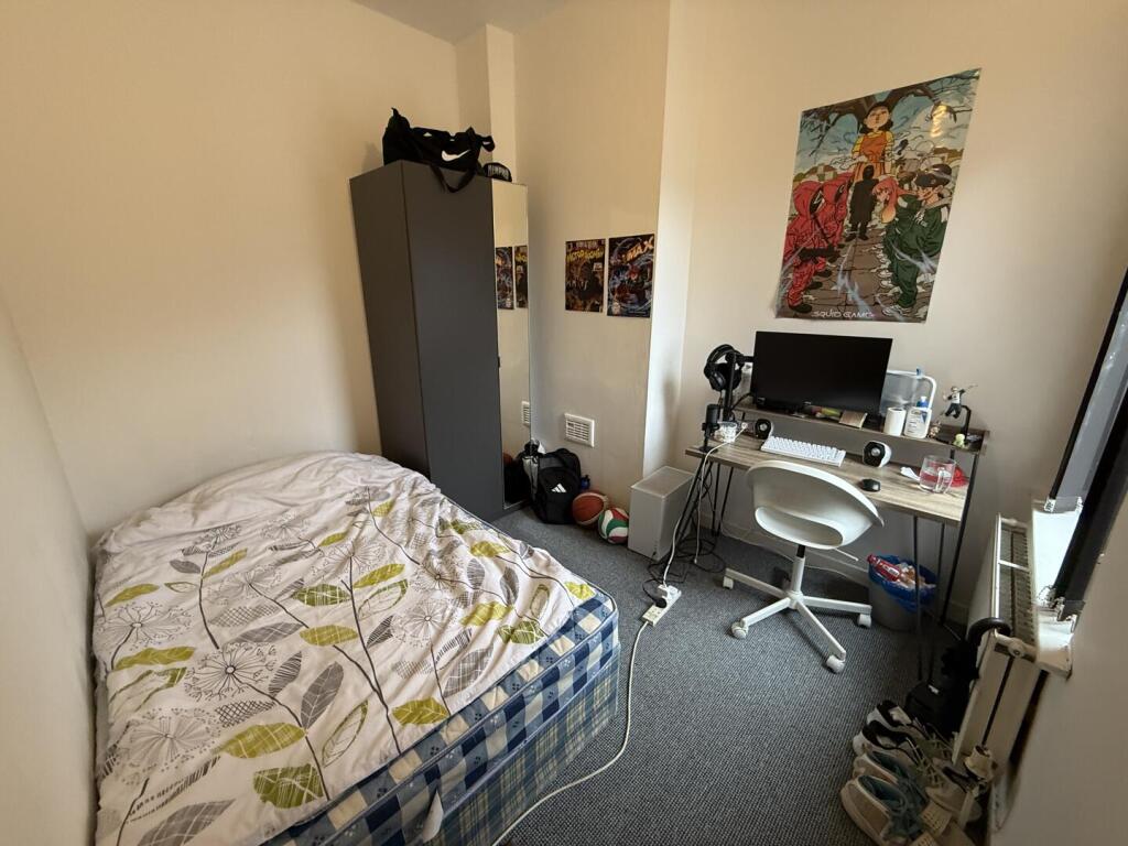 House in Manchester, Victoria Park, Ardwick - More