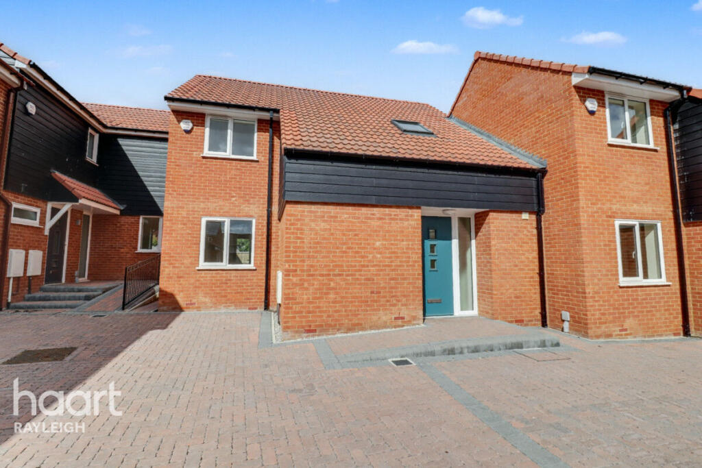 3-bed terraced on Fairview Crescent, Rayleigh, £450,000