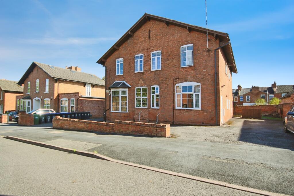 1-bed flat on Claremont Road, Leamington Spa, £140,000